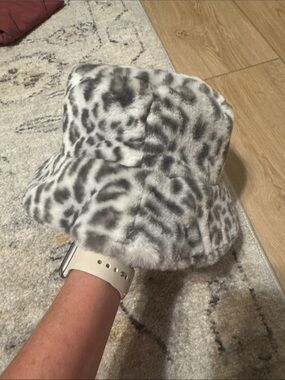 Faux Fur Leopard Print Reversible Bucket Hat in White & Gray